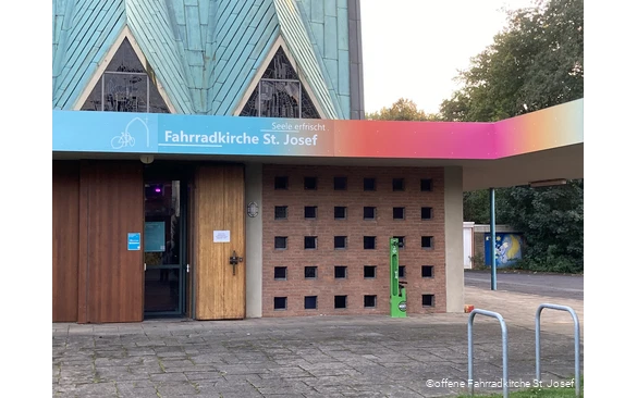 Der Eingang der offenen Fahrradkirche St. Josef in Fröndenberg