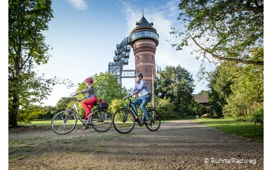 Radfahrer vor dem Aquarius Wassermuseum in Mülheim