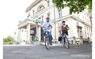 Radfahrer vor der Villa Hügel in Essen
