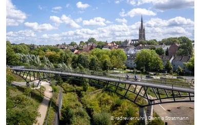 Radfahrer auf einer Radwegbrücke in Dortmund