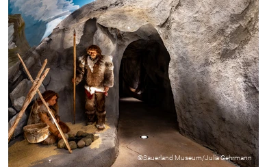 Nicht nur für Kinder ein Highlight: die Höhle mit Neandertalern im Sauerland Museum in Arnsberg