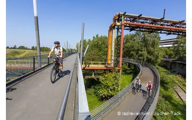 Radfahrer auf einer Brücke im Westpark Bochum