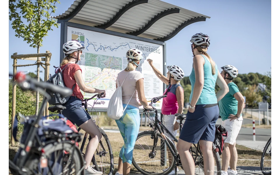 Reisegruppe plant Tour mit dem Fahrrad über den RuhrtalRadweg