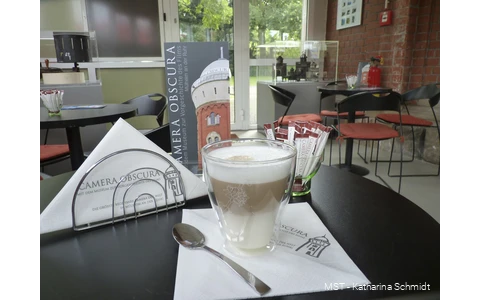 Gedeckter Tisch mit Kaffee in der Camera Obscura in Mülheim an der Ruhr