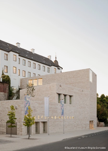 Der Neubau für Sonderausstellungen des Sauerland Museums in Arnsberg, von der Ruhr aus gesehen. Im Hintergrund der Landsberger Hof als historischer Teil des Sauerland-Museums