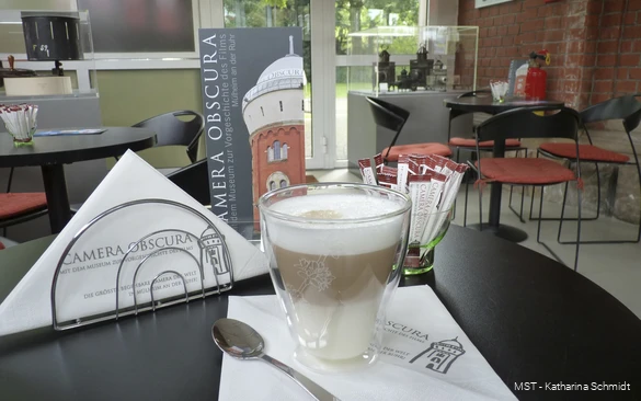 Gedeckter Tisch mit Kaffee in der Camera Obscura in Mülheim an der Ruhr