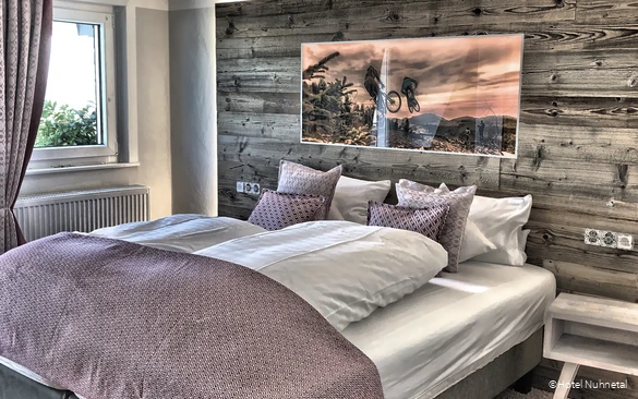 Schlafzimmer einer Ferienwohnung im Hotel Nuhnetal in Winterberg