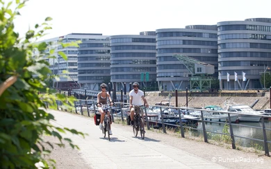 Radfahrer im Innenhafen Duisburg
