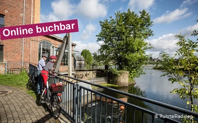 Radfahrer blicken in Hattingen auf die Ruhr