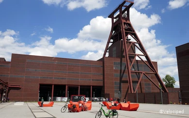 Fahrräder vor der Zeche Zollverein in Essen