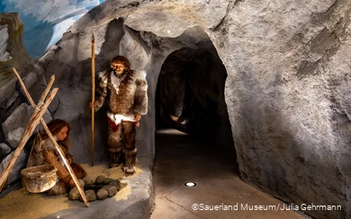 Nicht nur für Kinder ein Highlight: die Höhle mit Neandertalern im Sauerland Museum in Arnsberg