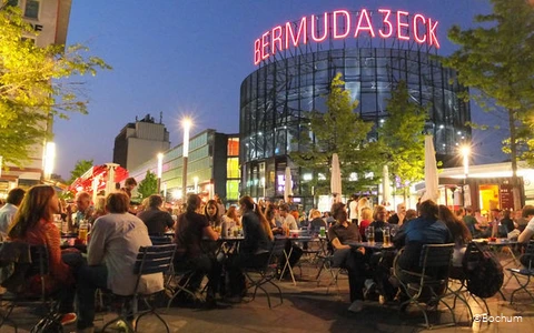 Bermudadreieck in Bochum am Abend